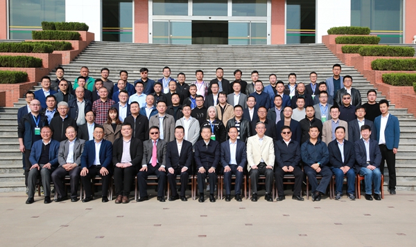 5c2c995b6d804a9aa3a292c8bb863f30.jpg 4校领导等于参加校友企业家联盟第二届年会的代表合影_副本.jpg