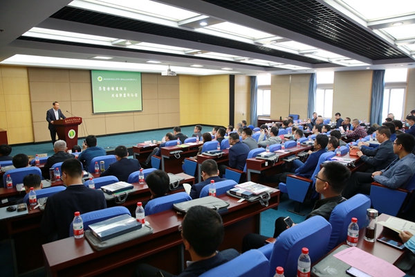 fbe0f0b36b644fed9a06549bdd899d59.jpg 1我校校友企业家联盟第二届年会开幕_副本.jpg